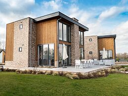 Luxury Villa With Dishwasher, by the River Maas