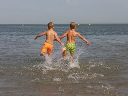 Modern Lodge With Dishwasher, in a Holiday Park, 1 km. From the Beach