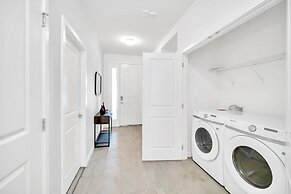 Upstay - Guest Home w Cinema Theme Rooms