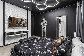 Upstay - Guest Home w Cinema Theme Rooms