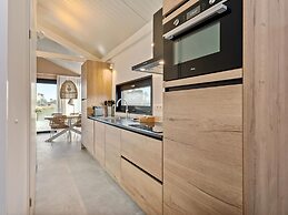 Sustainable Lodge on the Brielse Meer