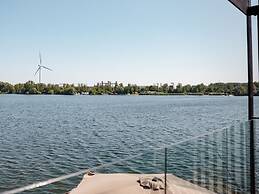 Sustainable Lodge on the Brielse Meer