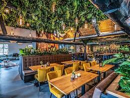 Detached Villa With two Bathrooms, on a Holiday Park in a Green Enviro