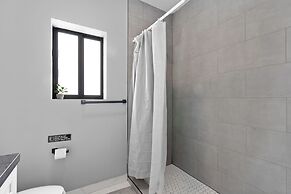 Modern 4-BR House with Free Parking