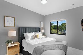 Modern 4-BR House with Free Parking