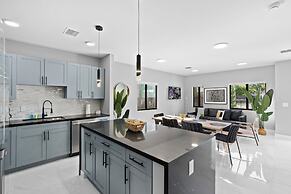 Modern 4-BR House with Free Parking