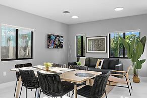 Modern 4-BR House with Free Parking