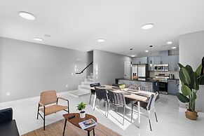 Modern 4-BR House with Free Parking