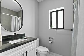 Modern 4-BR House with Free Parking