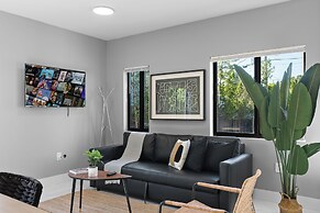 Modern 4-BR House with Free Parking