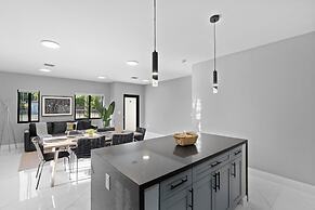 Modern 4-BR House with Free Parking