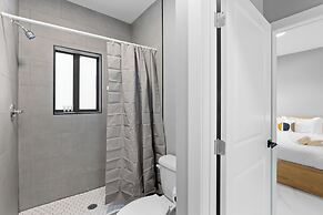 Modern 4-BR House with Free Parking