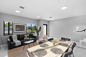 Modern 4-BR House with Free Parking