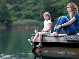 Lodge With Lake View and air Conditioning, Near the Maasduinen