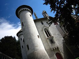 Renovated Castle Apartment With Swimming Pool