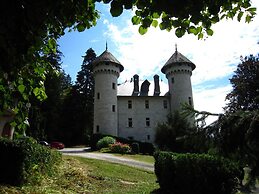 Renovated Castle Apartment With Swimming Pool