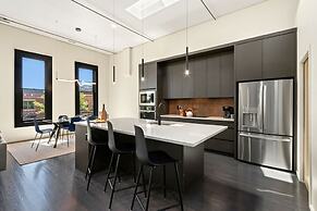 New! Modern Scandinavian Loft in Old Town Square