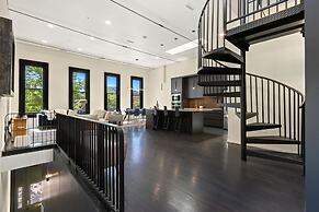 New! Modern Scandinavian Loft in Old Town Square