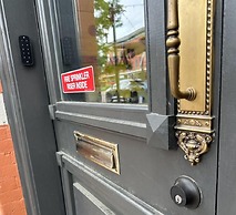 New! Modern Scandinavian Loft in Old Town Square