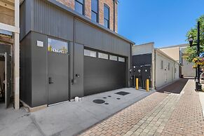 New! Modern Scandinavian Loft in Old Town Square