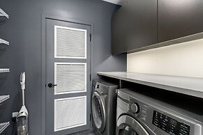 New! Modern Scandinavian Loft in Old Town Square