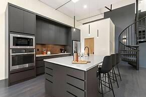 New! Modern Scandinavian Loft in Old Town Square