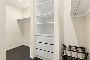 New! Modern Scandinavian Loft in Old Town Square