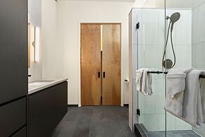 New! Modern Scandinavian Loft in Old Town Square