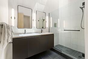 New! Modern Scandinavian Loft in Old Town Square