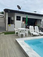 Quarto na praia com cama de casal