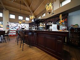 Nice Tent Lodge With Bathroom, Near a Lake