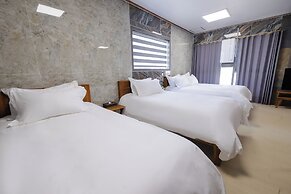 Central Hotel & Residence