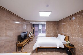 Central Hotel & Residence