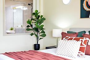 Unique Tropic Escape 444