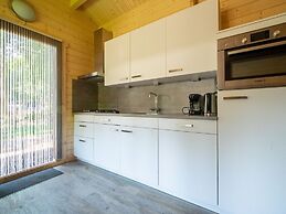 Nice Chalet With Combimicrowave, 20km From Utrecht