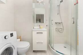 Gdansk Apartment With Desk by Renters