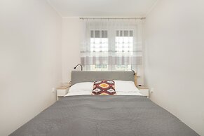 Gdansk Apartment With Desk by Renters