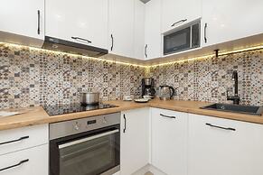 Gdansk Apartment With Desk by Renters