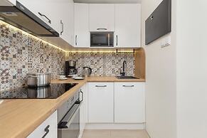 Gdansk Apartment With Desk by Renters