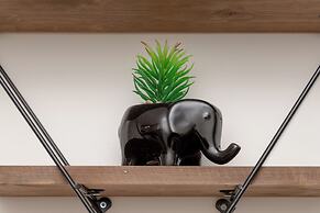 Gdansk Apartment With Desk by Renters