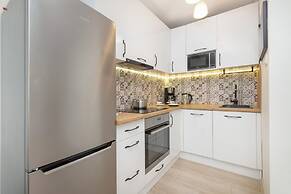 Gdansk Apartment With Desk by Renters