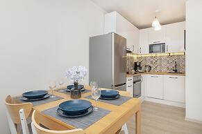 Gdansk Apartment With Desk by Renters