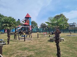 Lovely Caravan Located in an Amazing Holiday Park