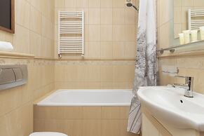 Cosy Turquoise Apartment by Renters