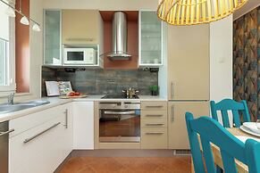 Cosy Turquoise Apartment by Renters