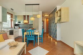 Cosy Turquoise Apartment by Renters
