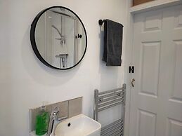 Free Parking/wifi, 3 Beds Sleep 6 Near Uni & Town!