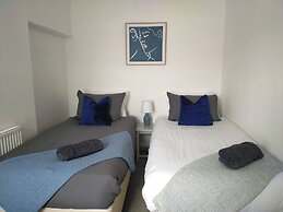 Free Parking/wifi, 3 Beds Sleep 6 Near Uni & Town!