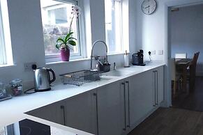 Free Parking/wifi, 3 Beds Sleep 6 Near Uni & Town!