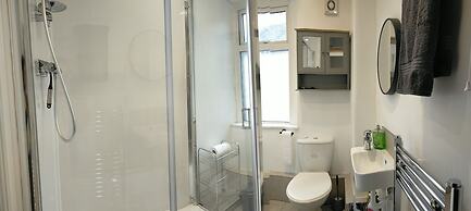 Free Parking/wifi, 3 Beds Sleep 6 Near Uni & Town!